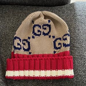 Brand new. Never worn Gucci Skully.